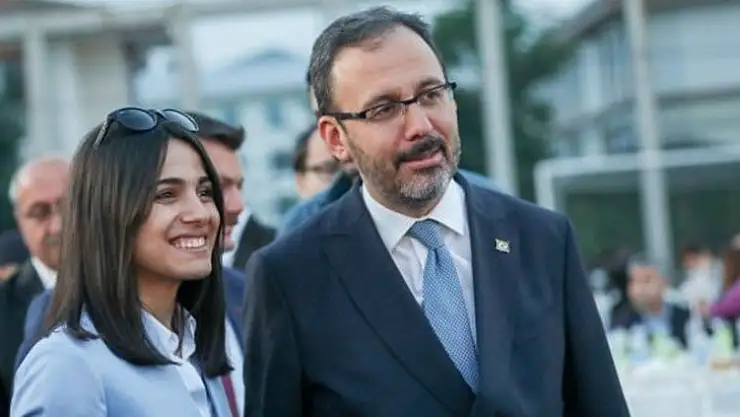 Bakan ve Eşinin Koronavirüs Testi Pozitif Çıktı