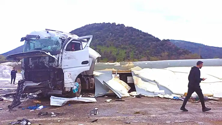 BALIK YÜKLÜ TIR KAZA YAPTI  