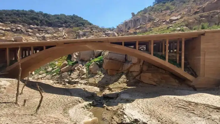 Baraj suyu çekildi, 100 yıllık köprü ortaya çıktı