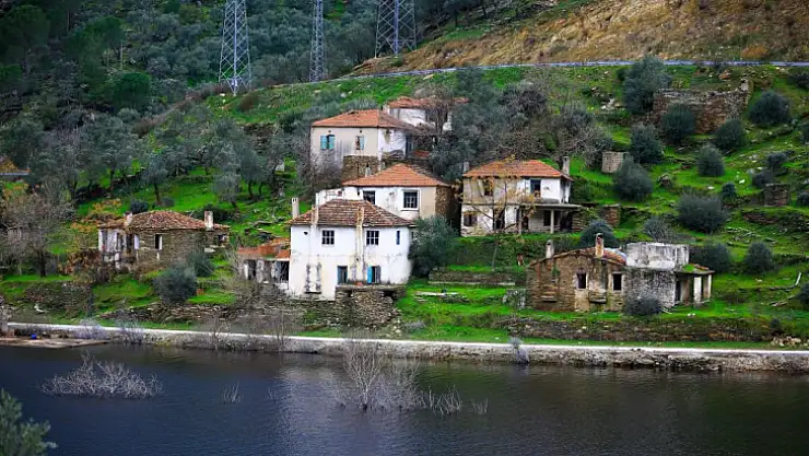 Barajın su seviyesi düştü, tarihi köy evleri ortaya çıktı