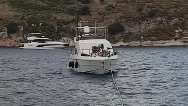 Bardakçı koyunda sürüklenen tekneyi KIYEM ekipleri kurtardı