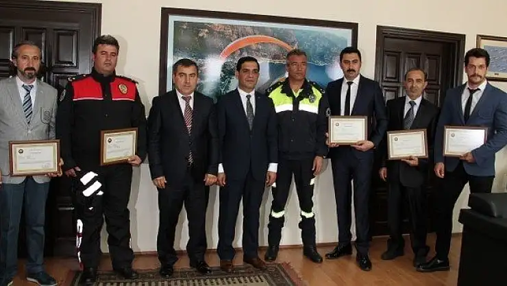 BAŞARILI POLiSLER ÖDÜLLENDiRiLDi