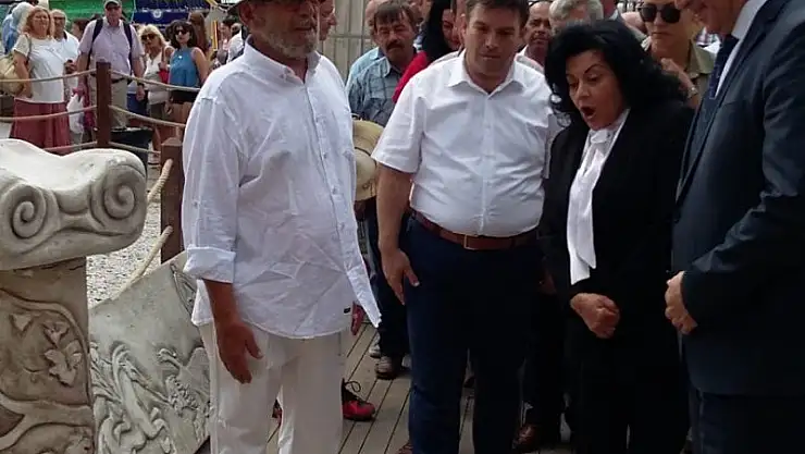 BAŞARIR'IN BODRUM'DAKİ SERGİSİNİ VALİ ESENGÜL CİVELEK AÇTI Başarır'ın Sergisi Göz Kamaştırdı