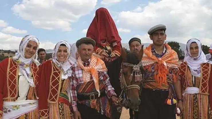 BAŞBAKAN BİNALİ YILDIRIM BOĞALAR'DA YÖRÜKLERLE KUCAKLAŞIYOR