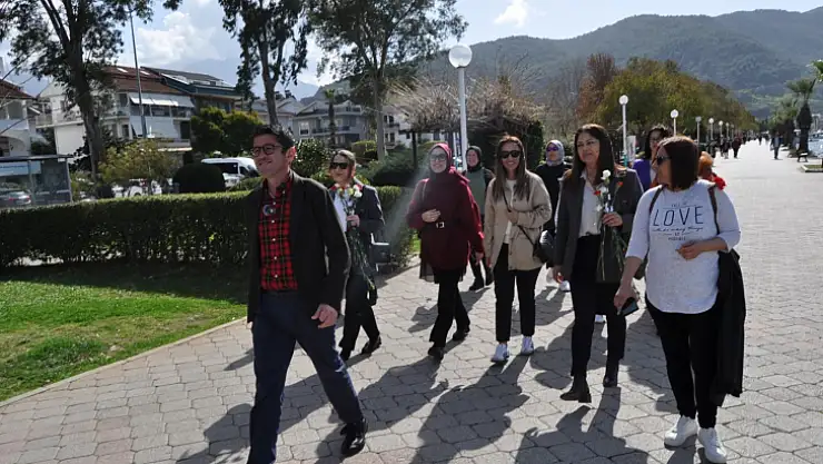 Başkan Adayı Kökten, Vatandaşlara Çiçek Takdim Etti