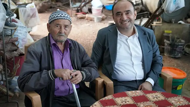 Başkan Akdenizli'den Cumhuriyetle Yaşıt Vatandaşlara Anlamlı Ziyaret 