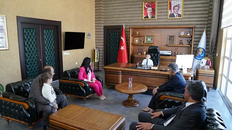 Başkan Akdenizli, koltuğunu çocuklara bıraktı