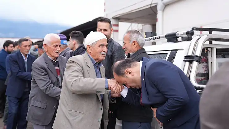 Başkan Akdenizli vatandaşlarla bayramlaştı