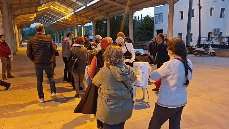 Başkan Aras iftarda yemek servisi yaptı