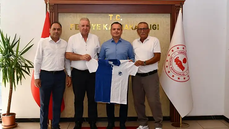 Başkan Çamlıca'dan Kaymakam Akkaya'ya Spor Forması Hediye