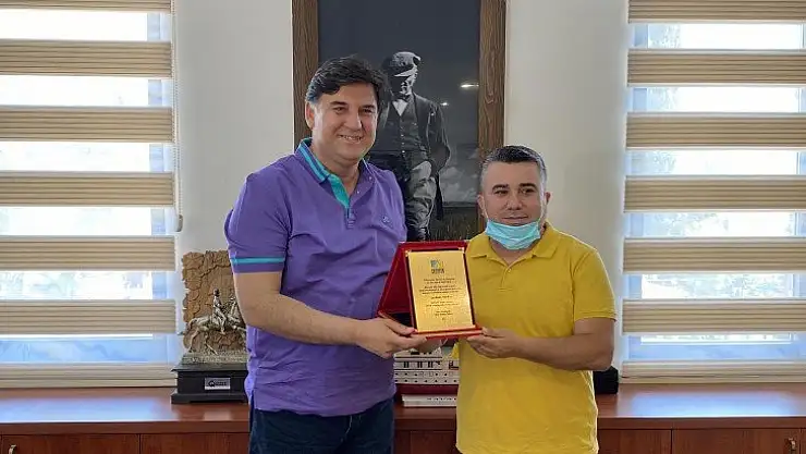 Başkan Karaca'dan hayırsever vatandaşa teşekkür plaketi