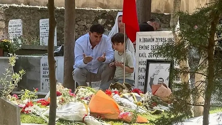 Başkan Karaca, Ferdi Zeyrek'i kabri başında dualarla andı