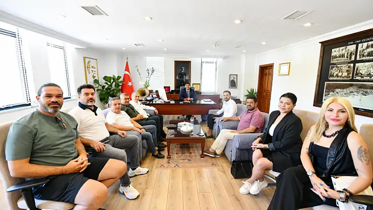 Başkan Karaca'ya Beşiktaş Forması Hediye Ettiler