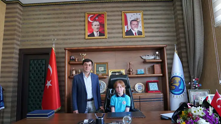 BAŞKAN KOLTUĞUNA OTURAN ÇOCUKLAR YATIRIMLARI KONUŞTU