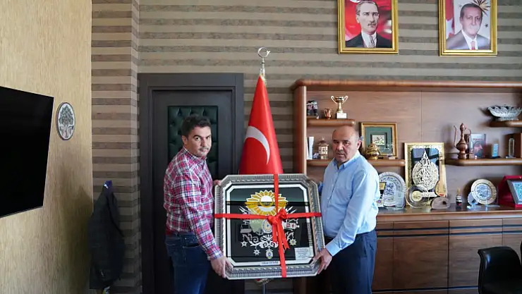 BAŞKAN OTGÖZ, DAVA ARKADAŞI GÜMÜŞ'E HİZMETLERİNDEN DOLAYI TEŞEKKÜR ETTİ