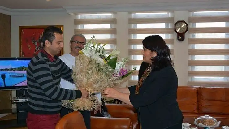 Başkan Saatcı makamını Hilal Günay'a bıraktı.