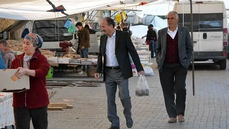 Başkan Saatcı, Salı pazarı esnafını ziyaret etti.