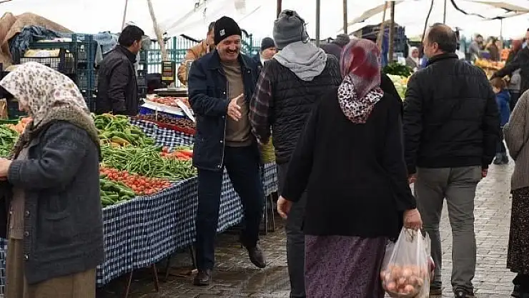 Başkan Saatcı, salı pazarında alışveriş yaptı, halkla sohbet etti.