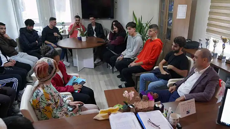 BAŞKAN UZUNDEMİR ÜNİVERSİTE GENÇLİĞİ İLE BİR ARAYA GELDİ