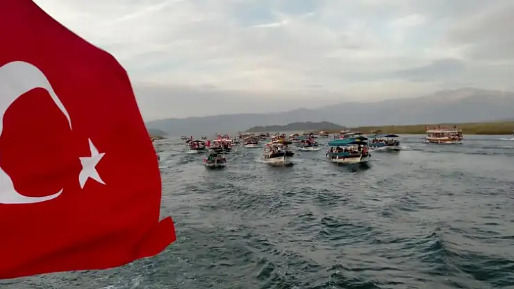 Bayraklarla süslenen gezi tekneleri renkli görüntüler oluşturdu