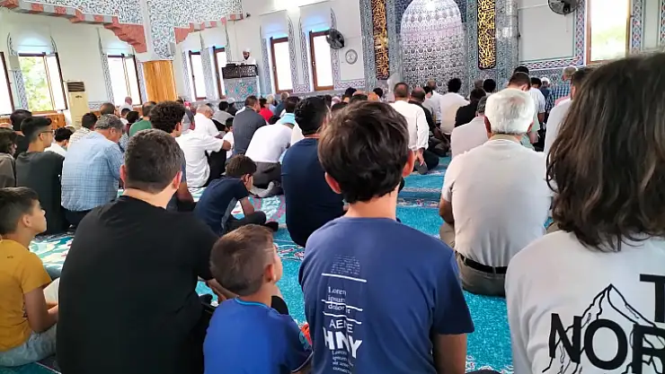 Bayram namazı için camilere akın ettiler