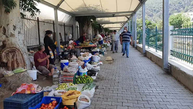 Bayram sonu kurulan üretici pazarı sakindi