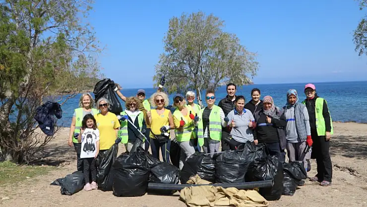 BELEDİYE EKİPLERİNDEN GÖNÜLLÜLERLE SAHİL TEMİZLİĞİ