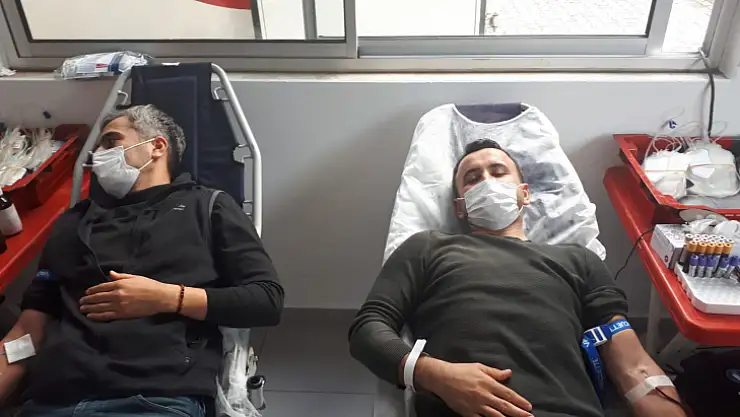 Belediye personeli Kızılay'a kan verdi