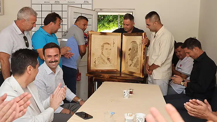 Belediye Personelinden Başkan Ünlü'ye Atatürk Portresi