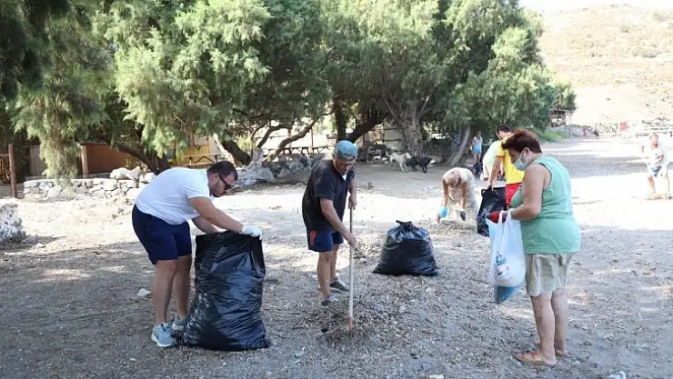 Belediye ve site sakinlerinden plaj temizliği