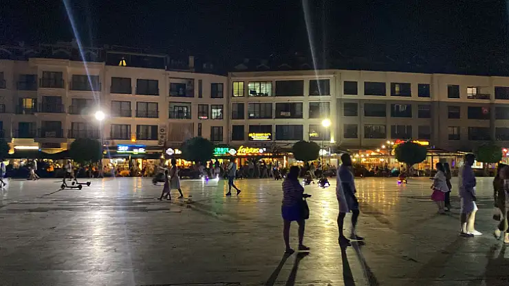 Beşkaza Meydanı Akşamları Işıl Işıl