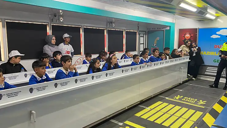 Beşkaza Meydanı'nda 'Mobil Trafik Eğitim Tırı' 