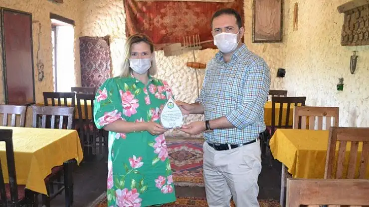 Beste yarışması birincisi öğretmen ve öğrencilere Kaymakam'dan plaket