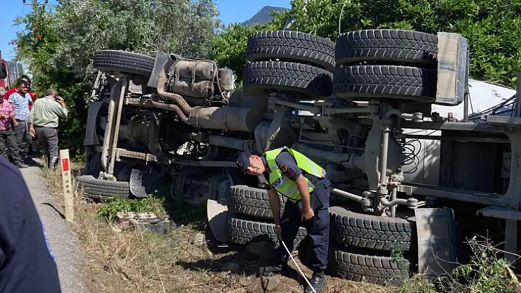 Beton mikserinin içinde sıkışan sürücüyü itfaiye ekipleri kurtardı