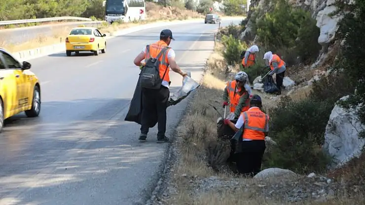 Bodrum, araçlardan atılan çöplerden arındırılıyor