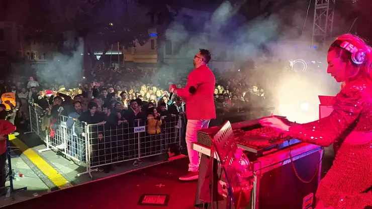 BODRUM'DA BİNLERCE KİŞİ YENİ YILA TEOMAN'LA GİRDİ