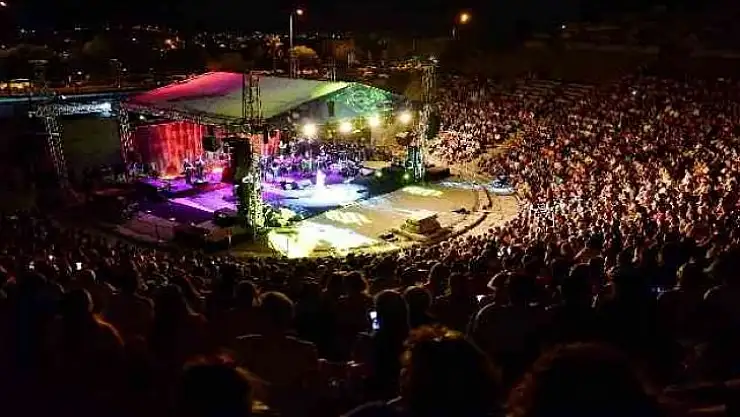 Bodrum'da Candan Erçetin'e sevgi seli