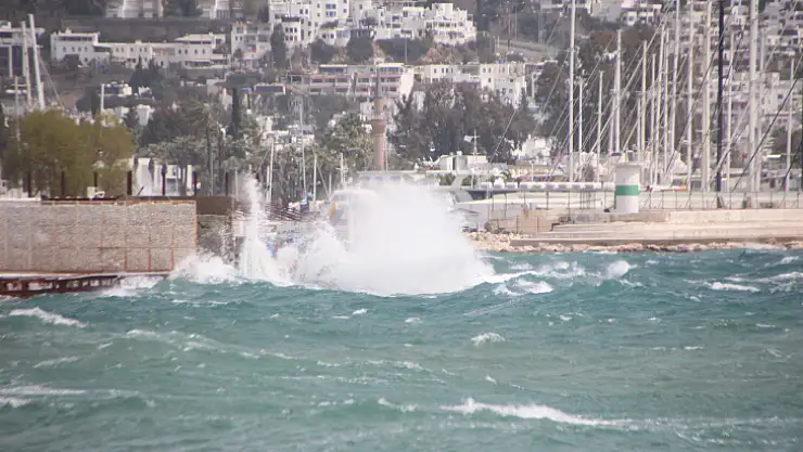 BODRUM'DA FIRTINA BALIKÇI TEKNESİNİ BATIRDI