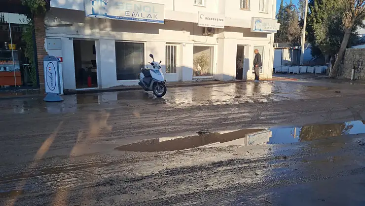 Bodrum'da İçme Suyu İsale Hattı Patladı, İşletmeleri Su Bastı