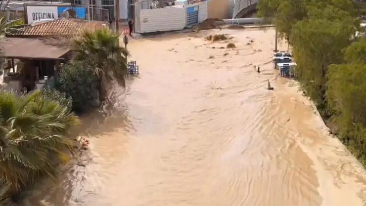 Bodrum'da isale hattı patladı, yollar göle döndü