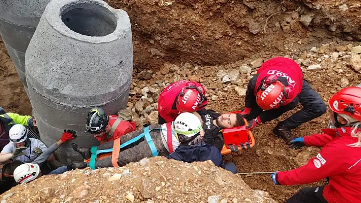 Bodrum'da işçiler toprak altına kaldı
