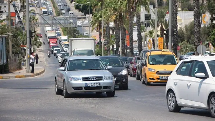 Bodrum'da kilometrelerce uzunlukta araç kuyruğu oluştu