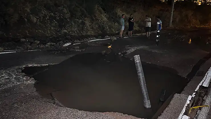 Bodrum'da Su Hattı Bomba Gibi Patladı, Yine Tonlarca Su İsraf Oldu
