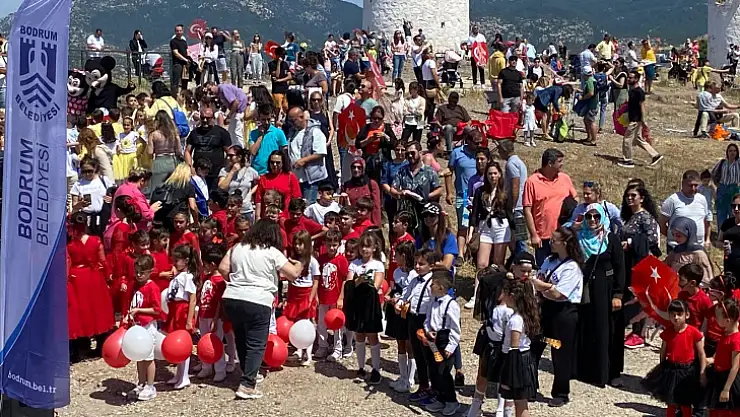 Bodrum'da yeryüzü çocuklarla, gökyüzü uçurtmalarla şenlendi