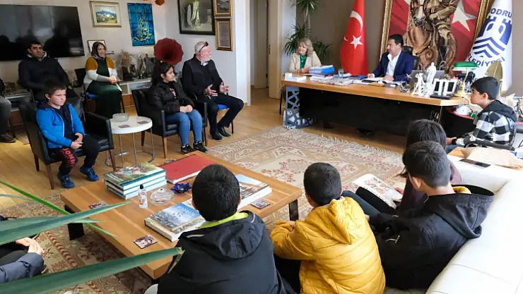 Bodrum Kent Konseyi Çocuk Meclisi, ilk dilekçesini Başkan Aras'a verdi