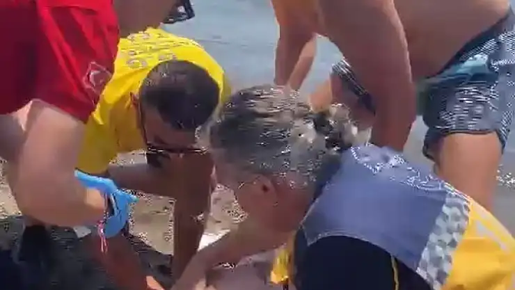 Boğulma tehlikesi geçiren turisti su sporu çalışanları kurtardı