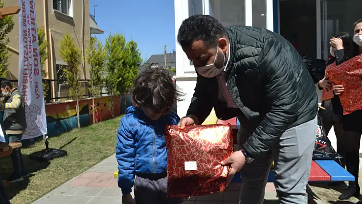 Bu kez engelli öğrenci ve gençlere forma hediye etti