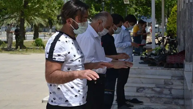 Bugün eller, 'yağdır Mevlam su' diyerek açıldı