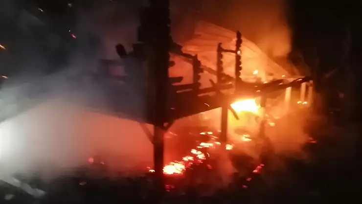 Bungalov yanarak küle döndü