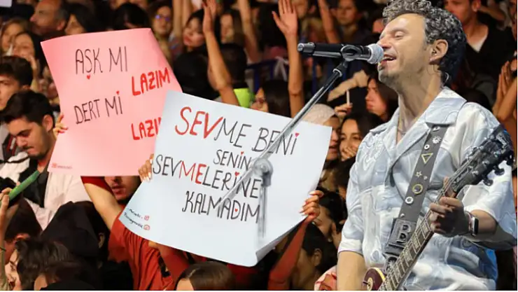 Buray Sevenlerini Çoşturdu